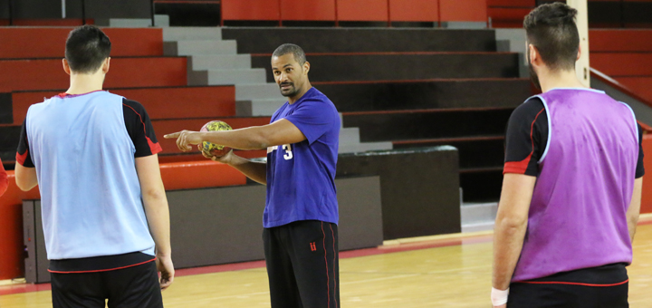 Didier Dinart sinvite au centre de formation !