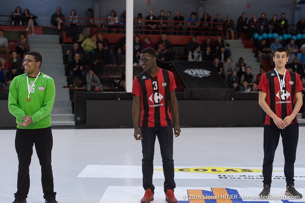 Mise à l'honneur des -18, Champions de France! (Lionel Hitier - www.lemondedusport.com)