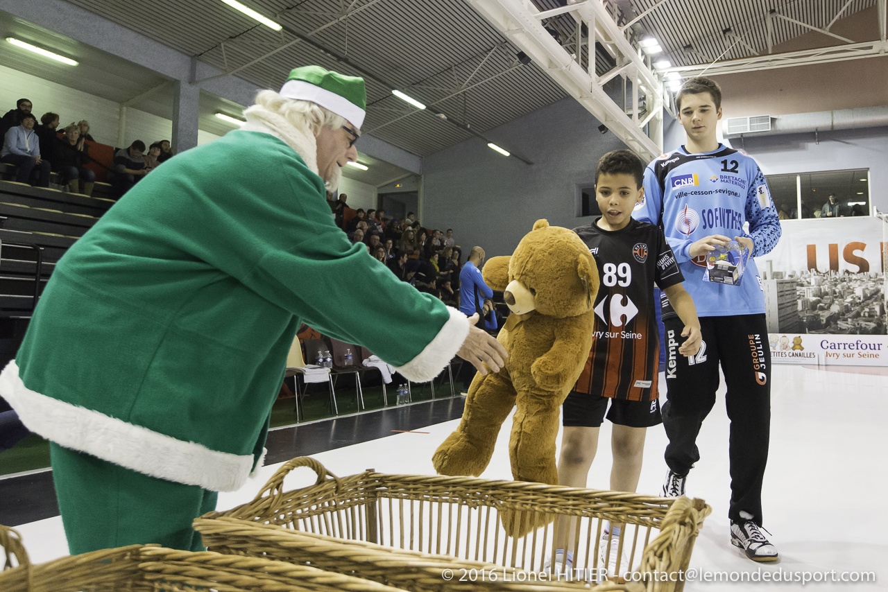 US IVRY - CESSON (PÈRES NOËL VERTS) 1617