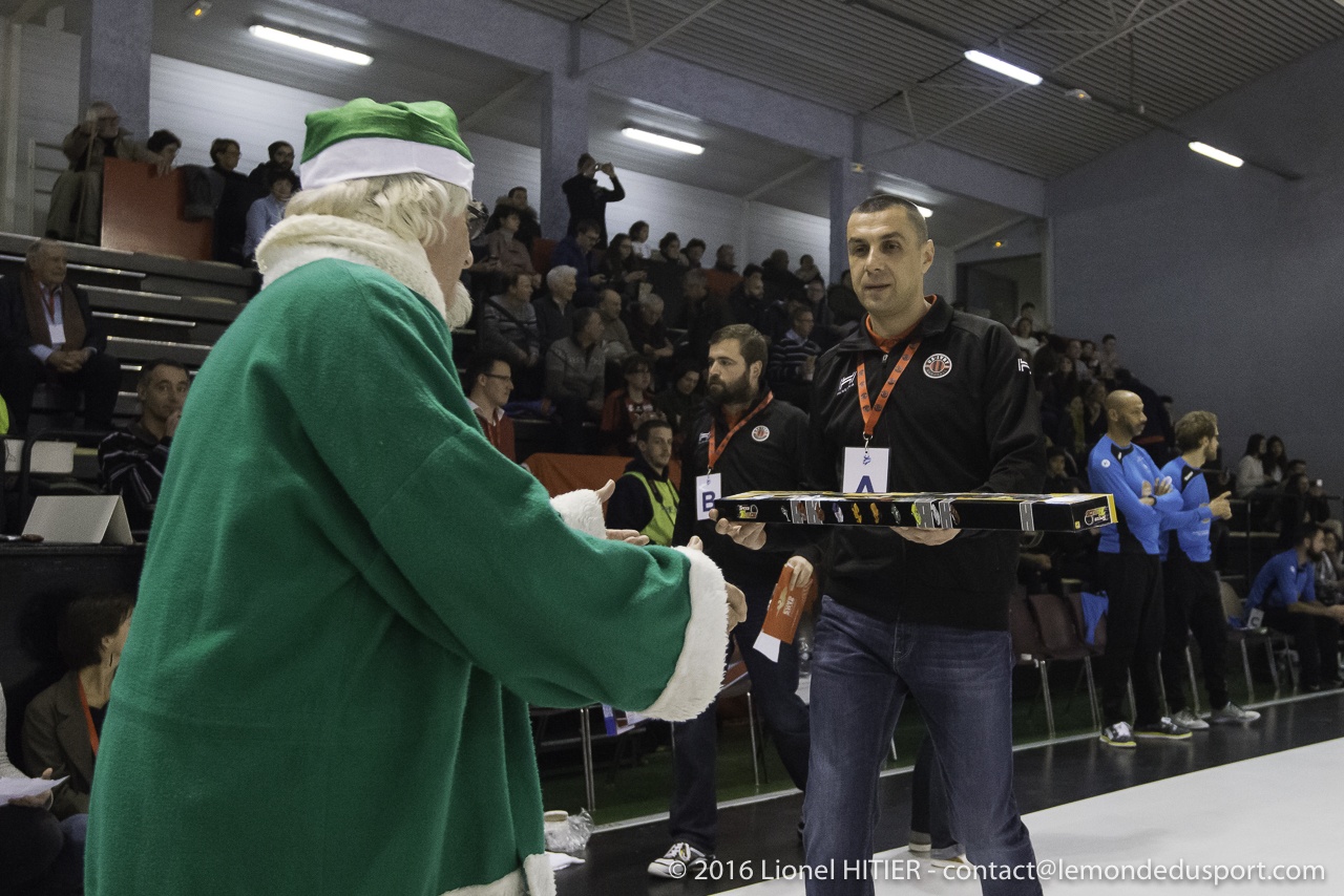 US IVRY - CESSON (PÈRES NOËL VERTS) 1617