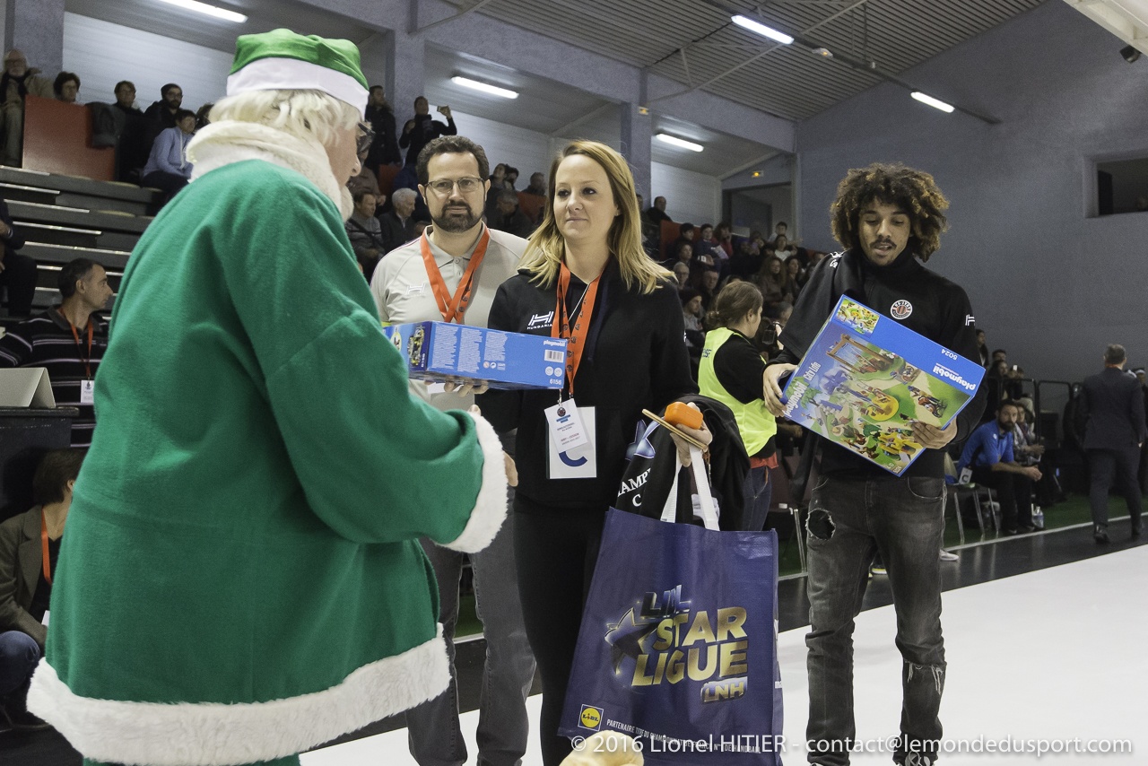 US IVRY - CESSON (PÈRES NOËL VERTS) 1617