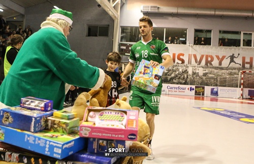 US IVRY - CESSON (PÈRES NOËL VERTS) 1617