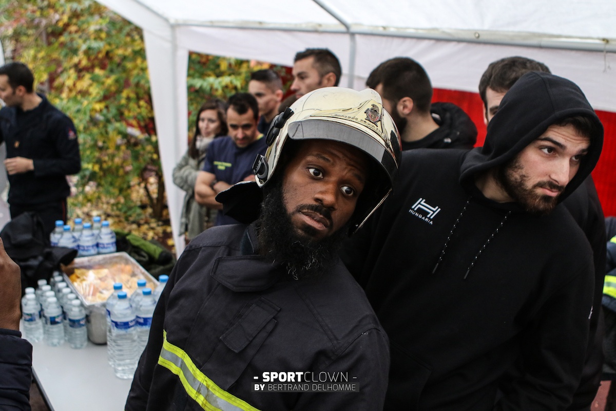 LES ROUGE ET NOIR CHEZ LES POMPIERS ! (bertrand Delhomme)