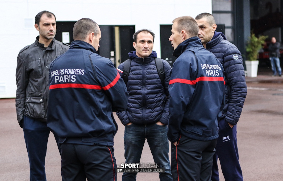 LES ROUGE ET NOIR CHEZ LES POMPIERS ! (bertrand Delhomme)