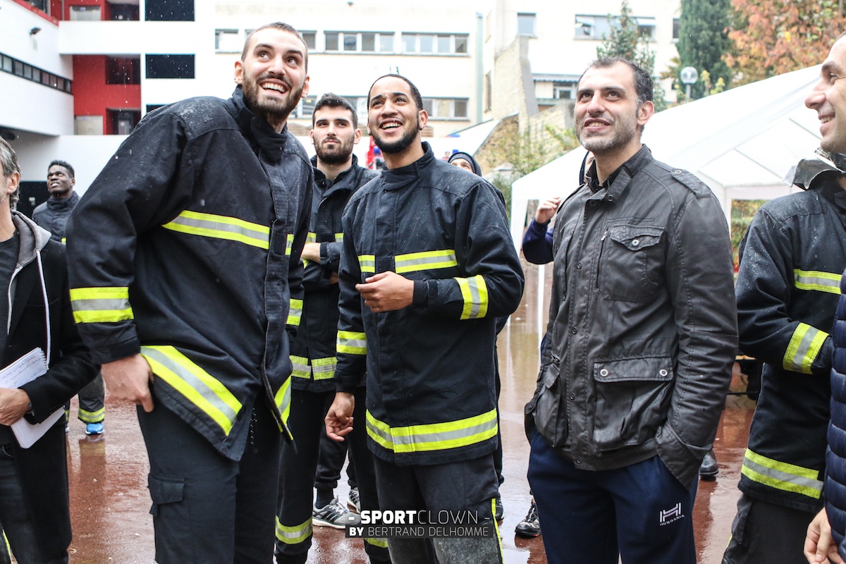 LES ROUGE ET NOIR CHEZ LES POMPIERS ! (bertrand Delhomme)