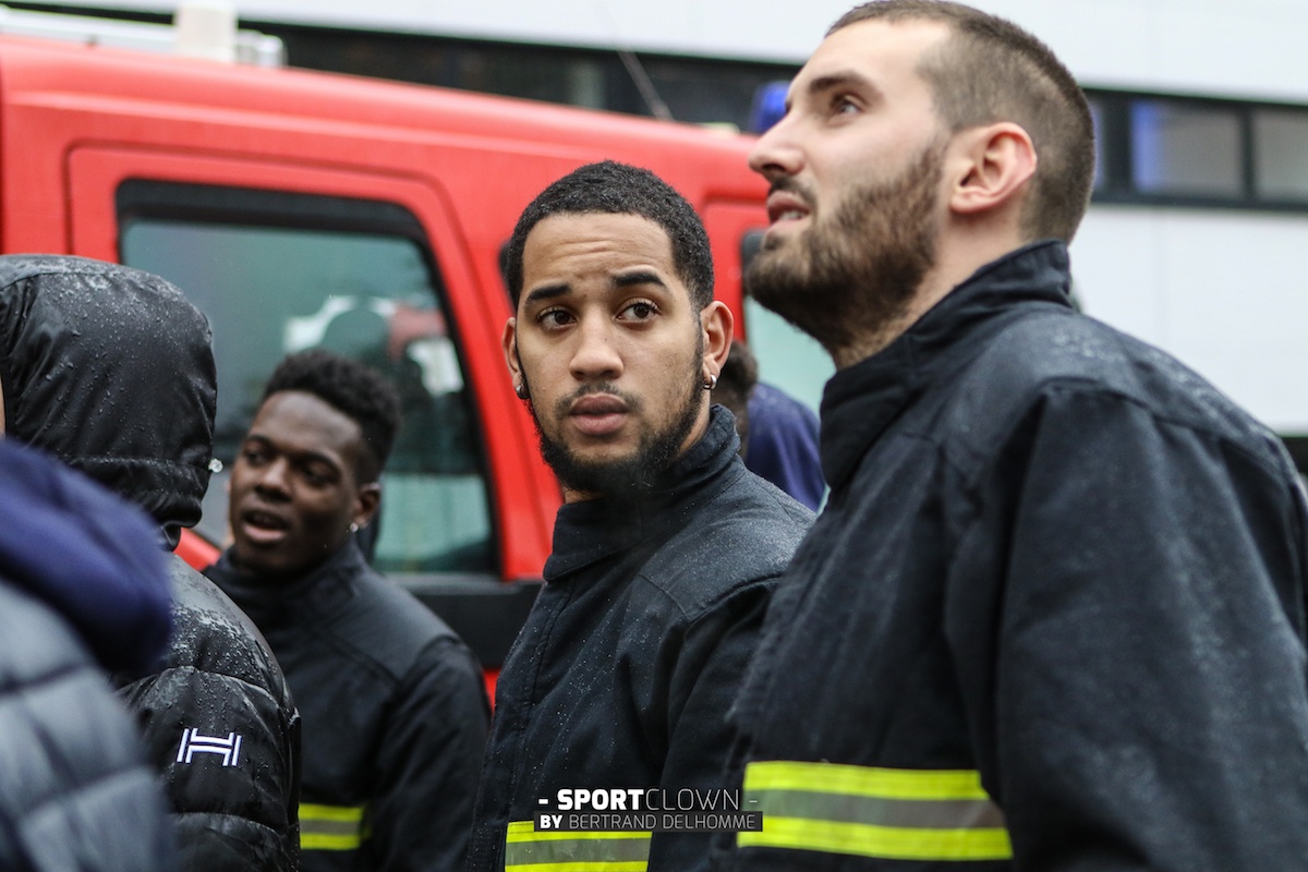 LES ROUGE ET NOIR CHEZ LES POMPIERS ! (bertrand Delhomme)