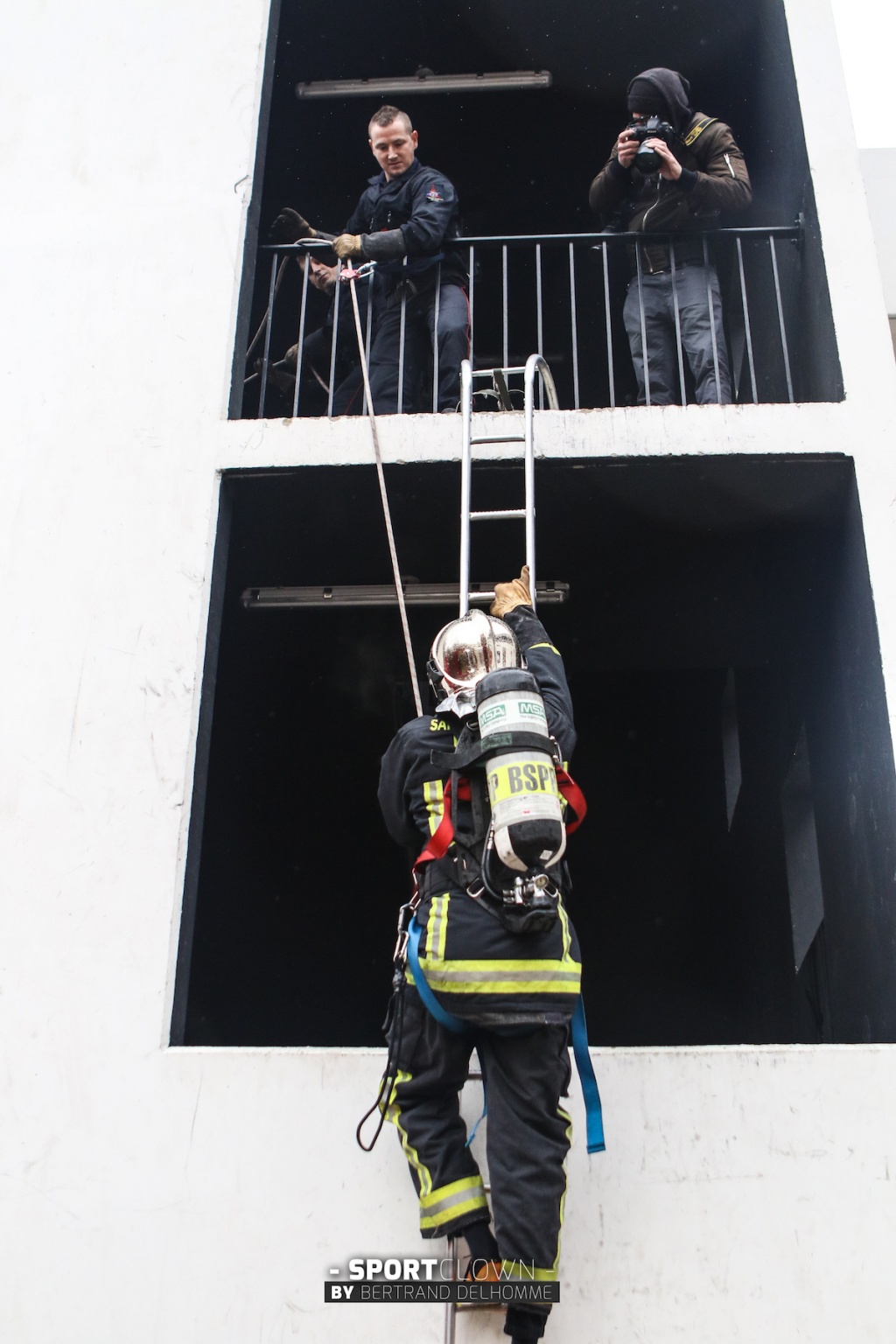 LES ROUGE ET NOIR CHEZ LES POMPIERS ! (bertrand Delhomme)
