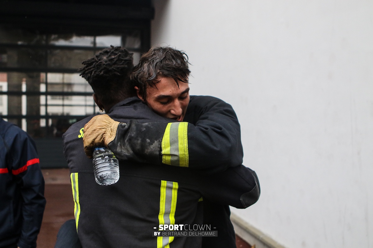 LES ROUGE ET NOIR CHEZ LES POMPIERS ! (bertrand Delhomme)
